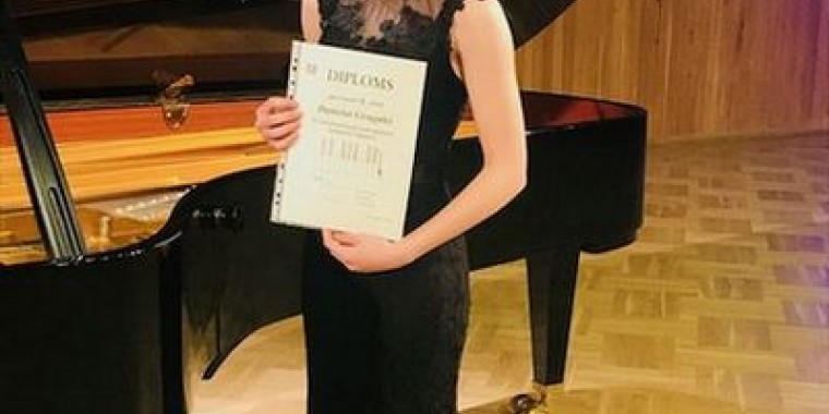 Jaunā pianiste Daniela Grugule gūst izcilus panākumus starptautiskā konkursā Valmierā