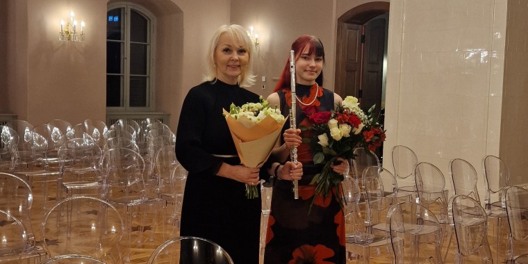 Elīza Lielpētere un draugi koncertā Dzīvs mūzikā